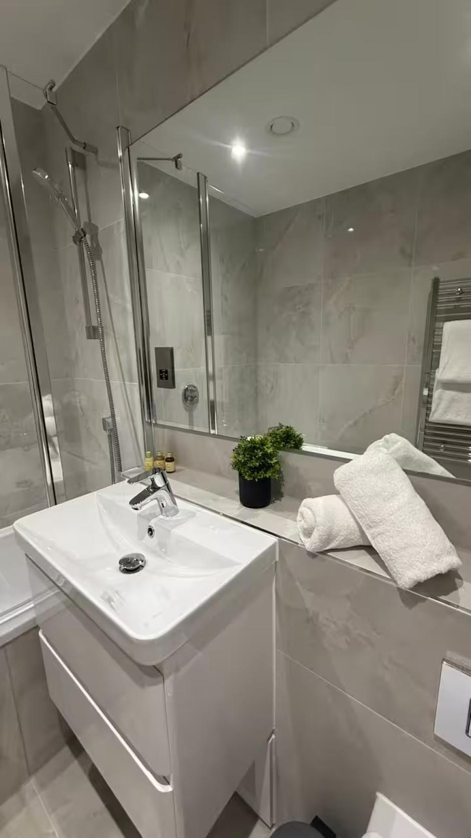 Three Bedrooms Luxuries Apartment, 81 Colts Village C — photo 3
