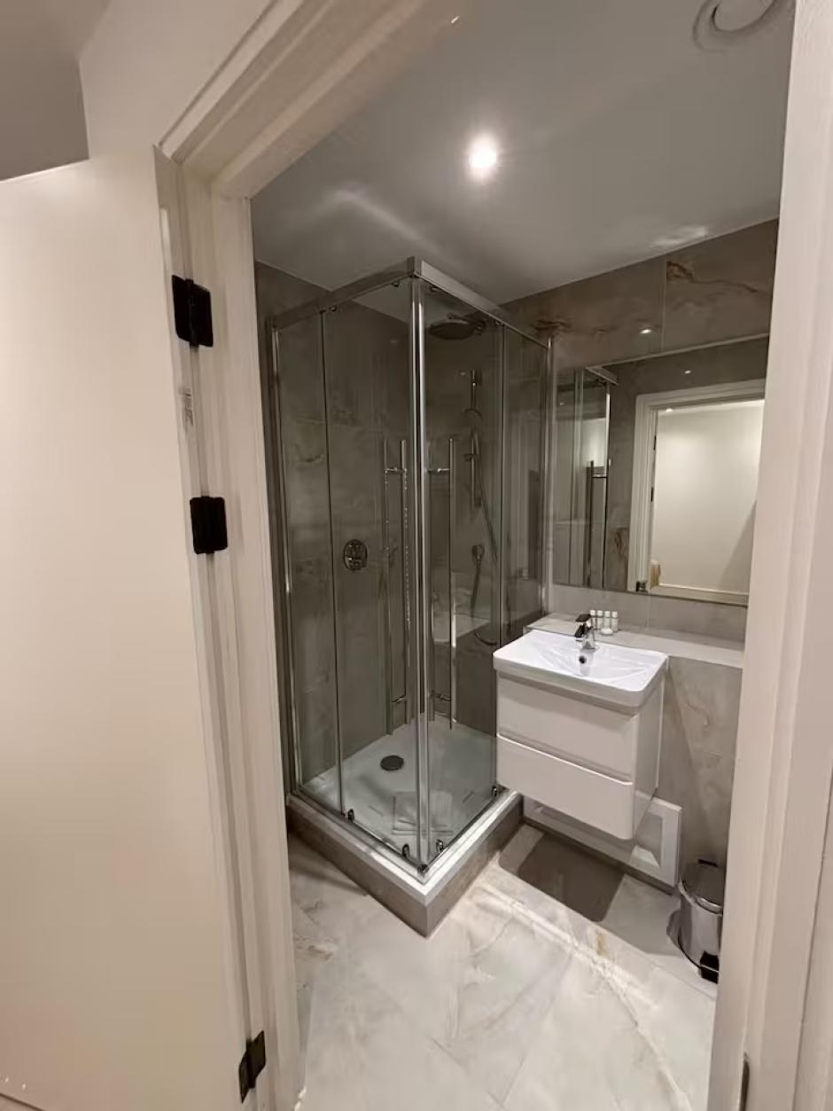 Three Bedrooms Luxuries Apartment, 81 Colts Village C — photo 5