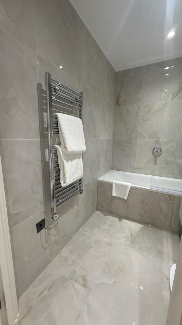 One Bedroom Luxuries Apartment, 63 Colts Village C — photo 5